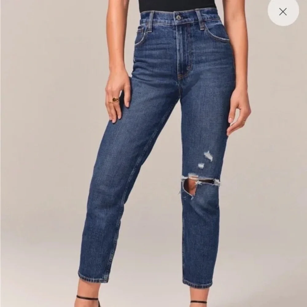 Hollister| Distressed Ultra Hi-Rise Ankle Mom Jean